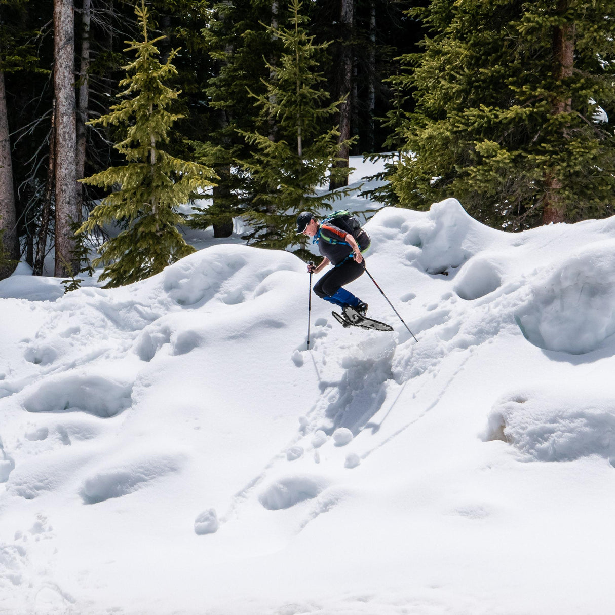 Women’s Elite 25 ultralight snowshoes in use on a snowy trail
