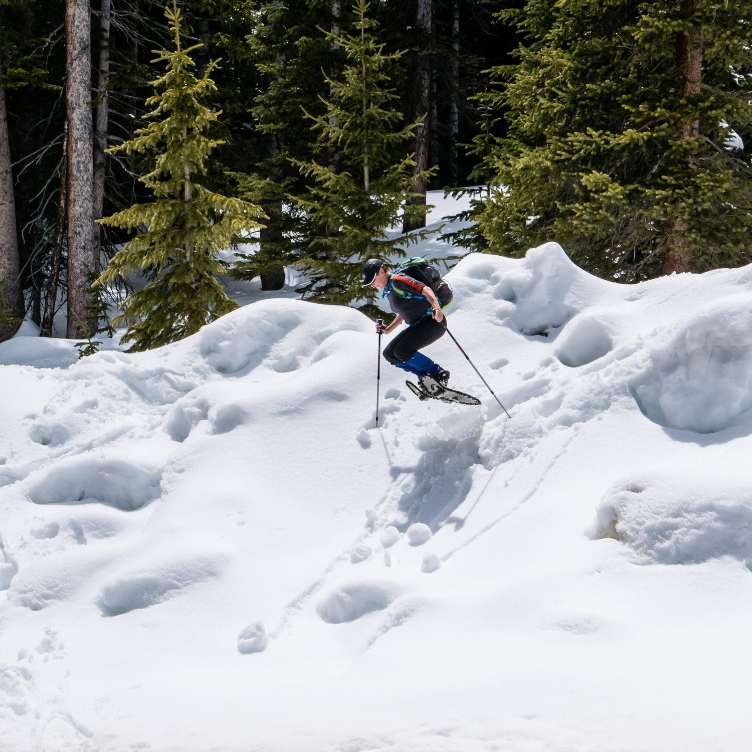 Women’s Elite 25 ultralight snowshoes in use on a snowy trail
