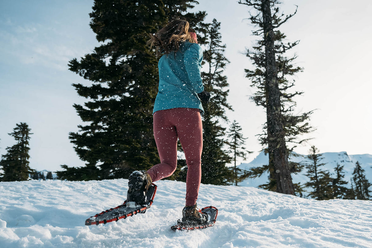 Runner using Elite Race snowshoes during competitive snowshoe running event